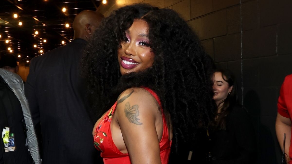 Jean Paul Gaultier SZA vine cu un design transparent și șliț extrem la șold