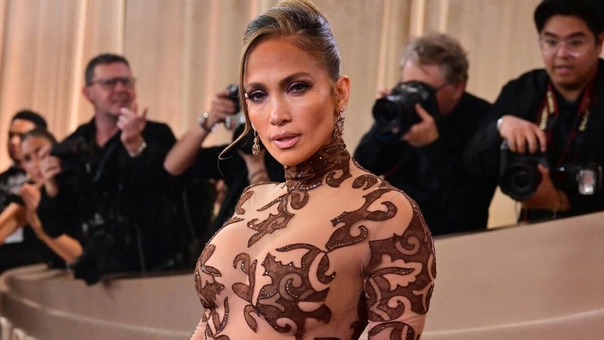 Jennifer Lopez aduna 310.000 de like-uri cu o tinuta The Blonds