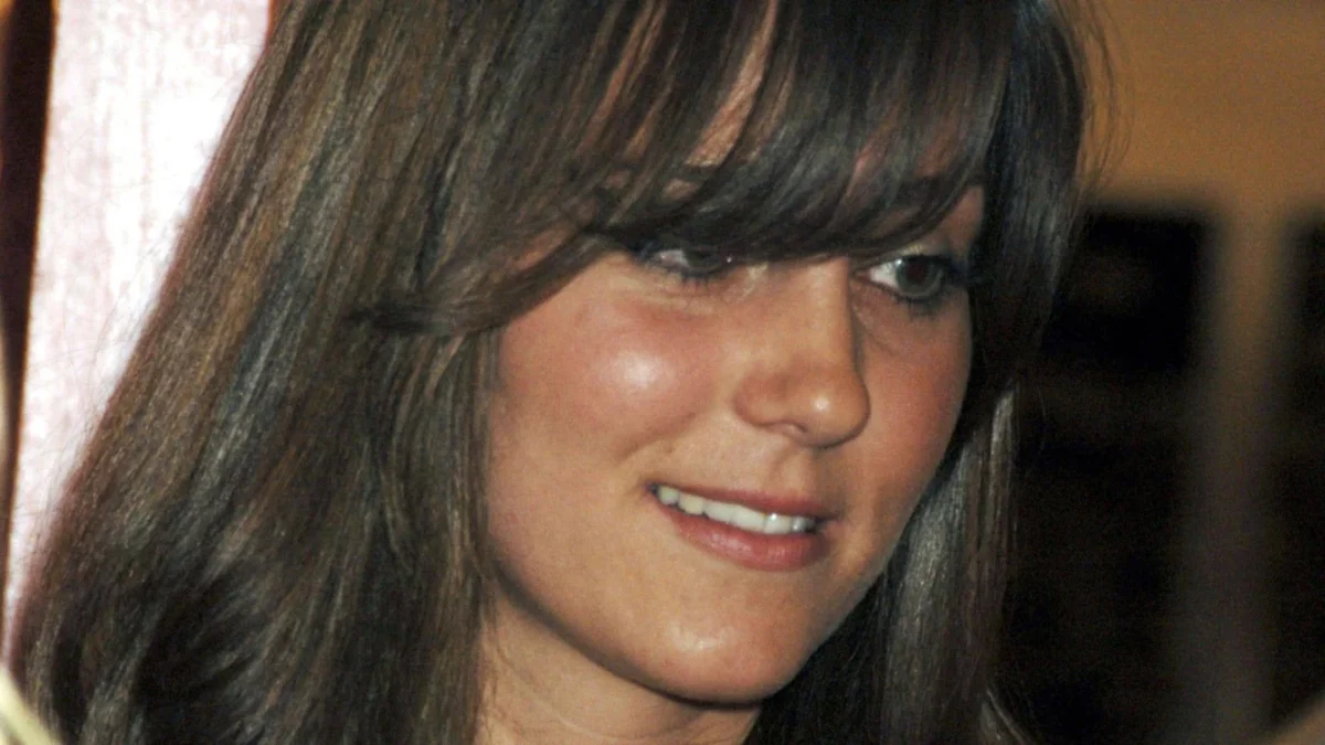 Stilul Kate Middleton din 2006 – rochia decoltată și geanta roz aprins