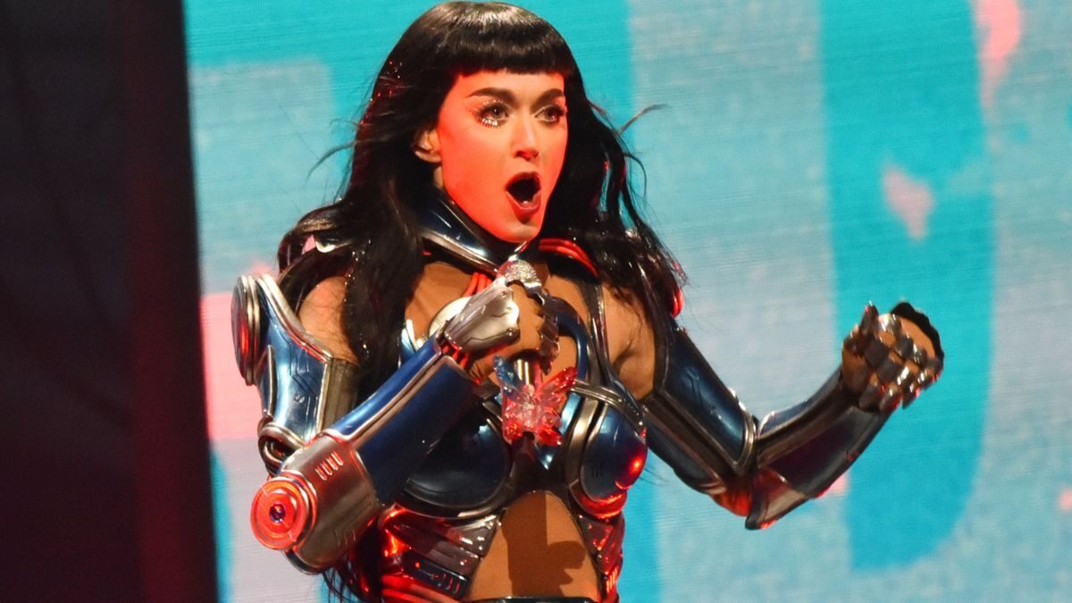 Katy Perry dezvăluie ținuta de scenă din 2026 cu o bustieră de cristal Nue