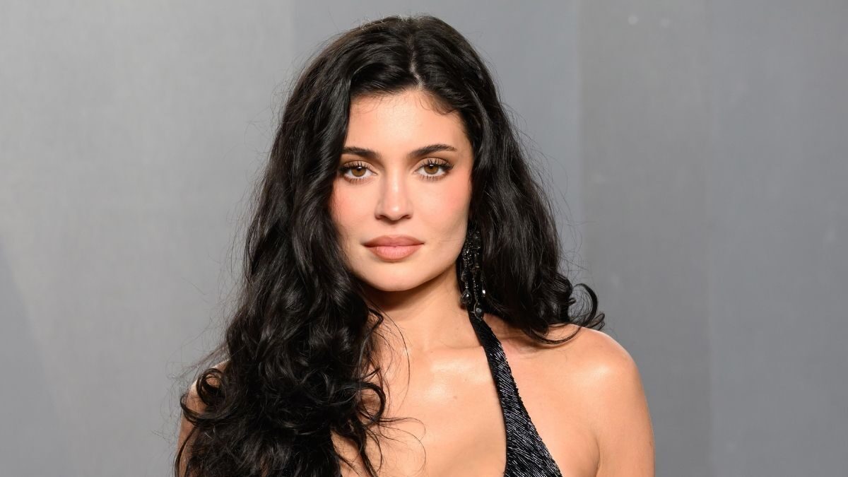 Brandul Khy al lui Kylie Jenner anunță colecția din 28 aprilie cu o rochie îndrăzneață
