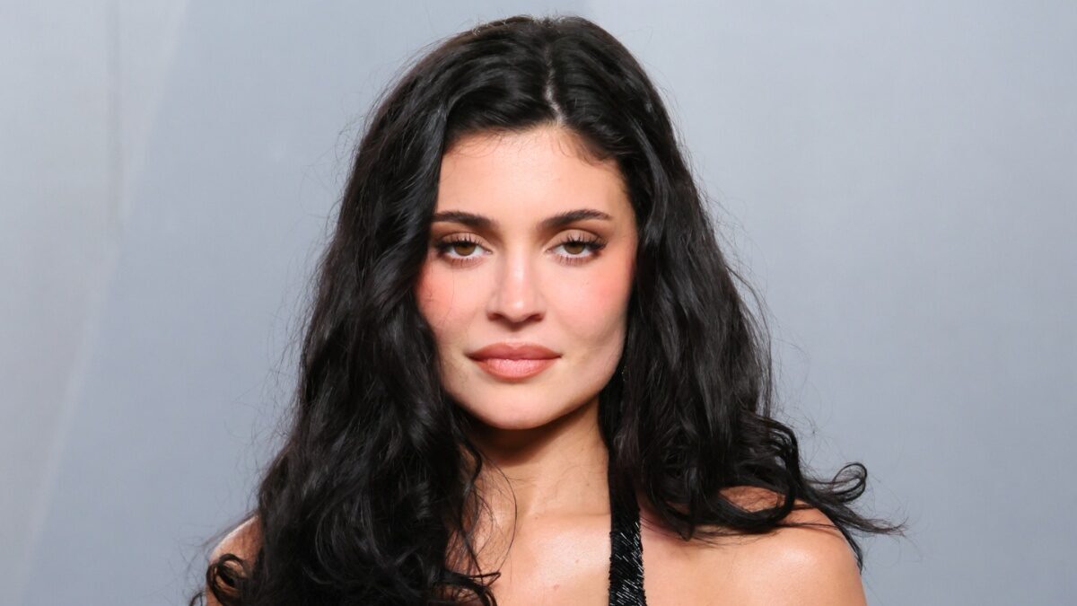 Kylie Jenner promovează noua colecție Khy cu o fustă extrem de scurtă