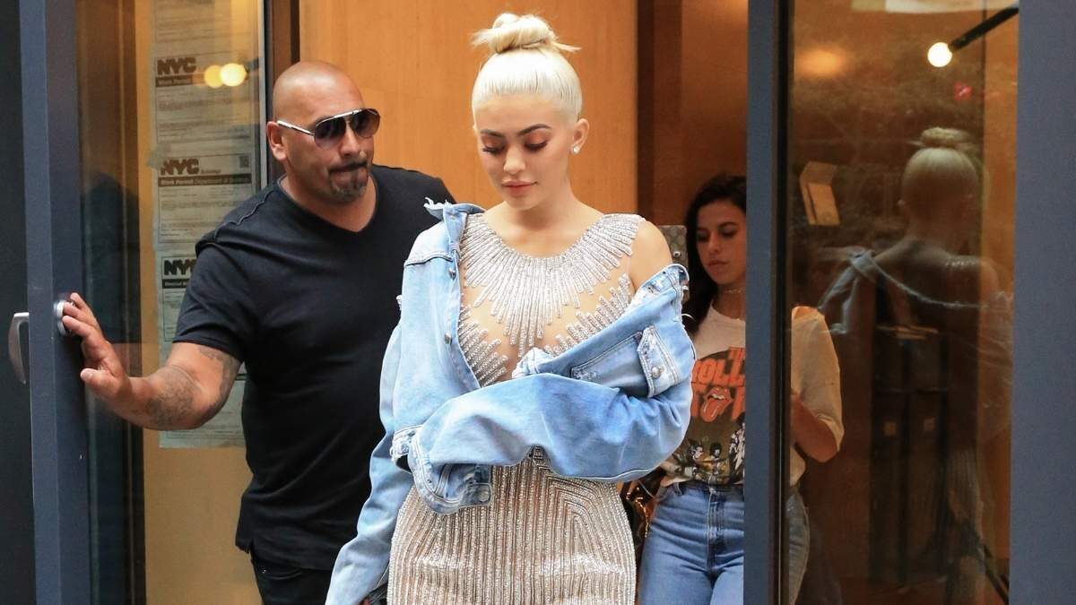 Brandul KHY al lui Kylie Jenner lansează o colecție de denim promovată topless