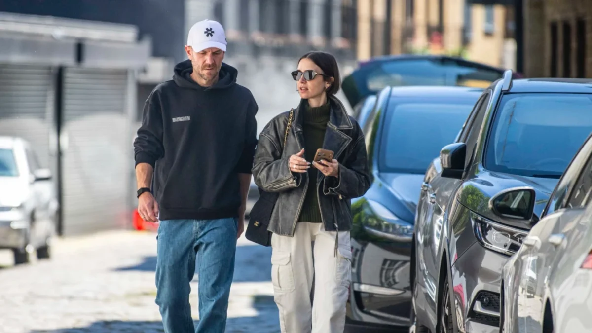 Lily Collins surprinde cu un stil relaxat și piese de la Acne și Chanel