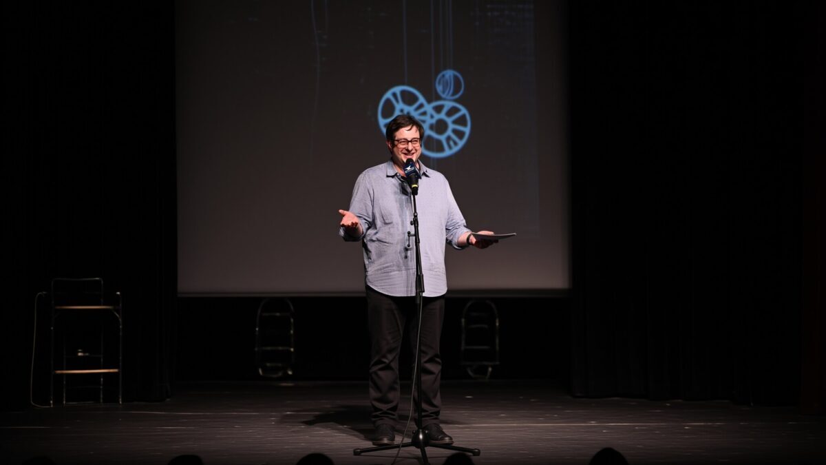 Un Lucid Gravity 2026 a explodat în flăcări cu actorul Eugene Mirman la volan