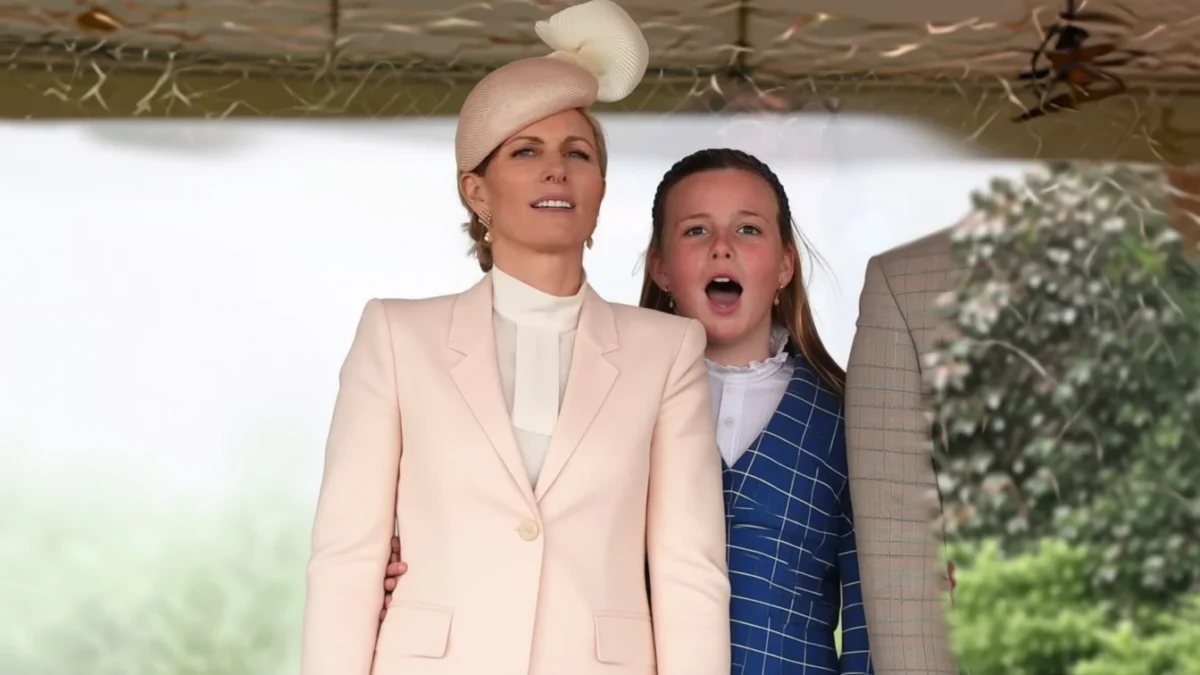Mia Tindall, la 12 ani, poartă geanta Aspinal a mamei sale la Grand National