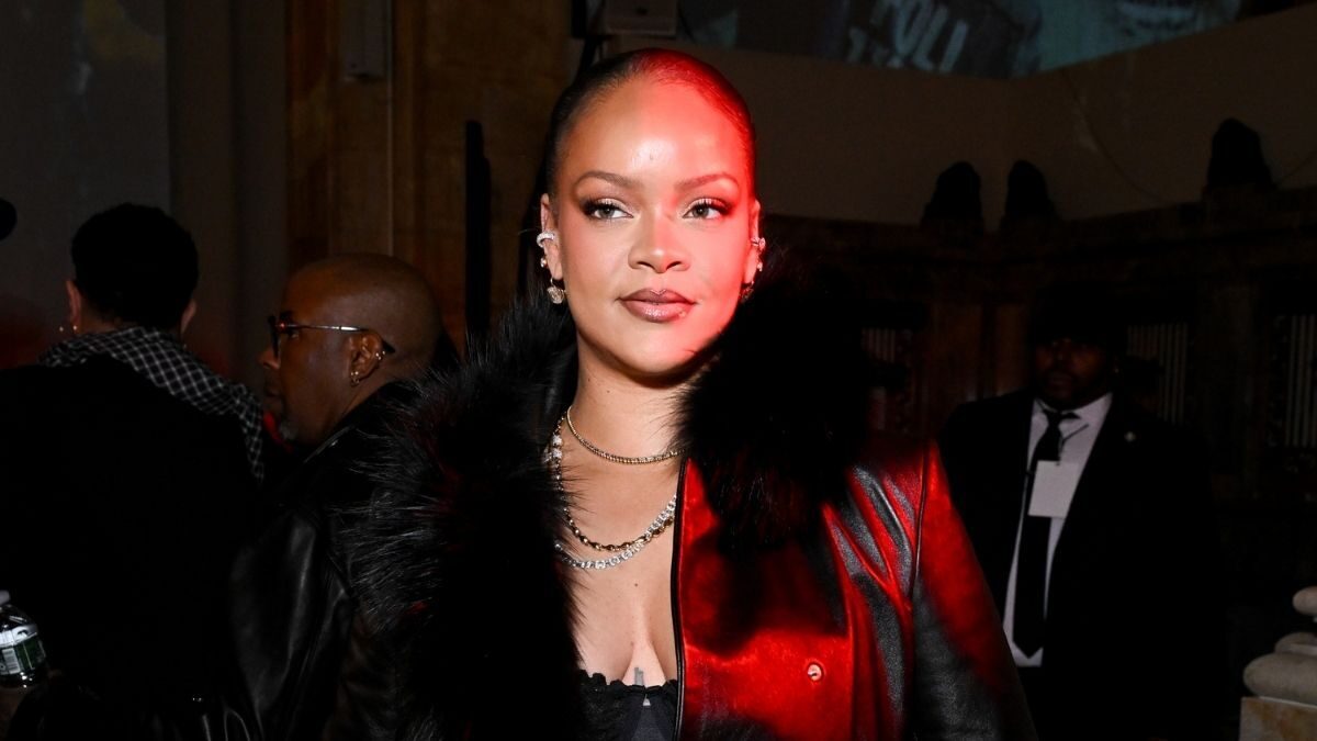 Rihanna poartă o rochie Valentino transparentă pentru ediția 2026 a W Magazine