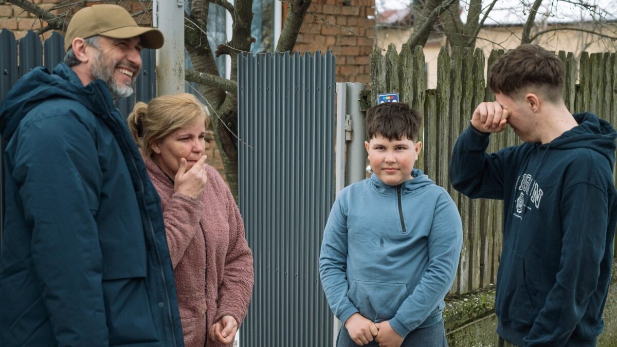 Visuri la cheie prezintă povestea lui Alex copilul de 14 ani devenit stâlp de familie
