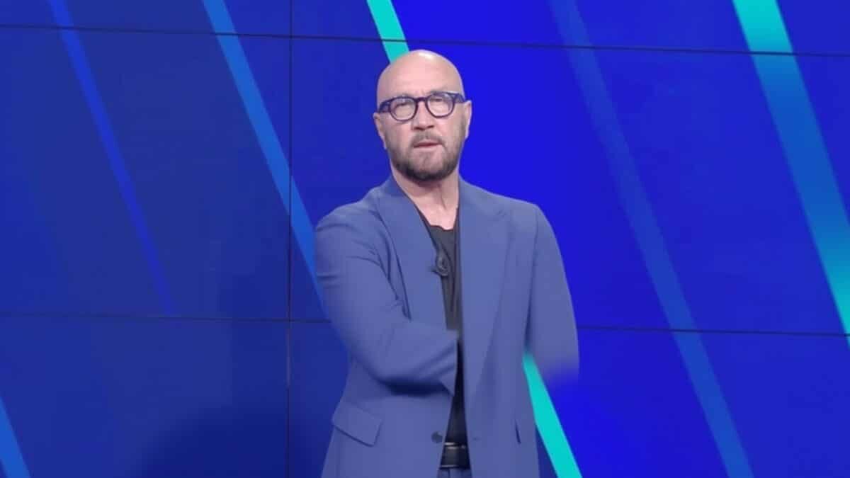Walter Zenga șochează la 65 de ani cu cravata purtată direct pe piele