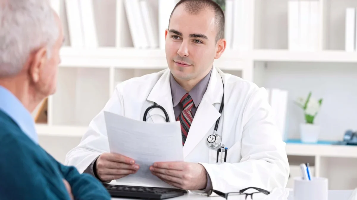 Tremorul mâinilor poate anunța boala Parkinson. Când trebuie să mergi la medic