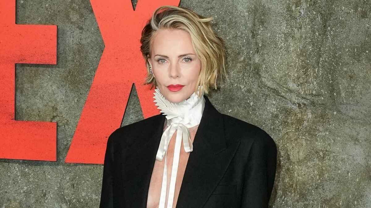 Charlize Theron promovează filmul Apex într-un costum Dior din colecția 2026