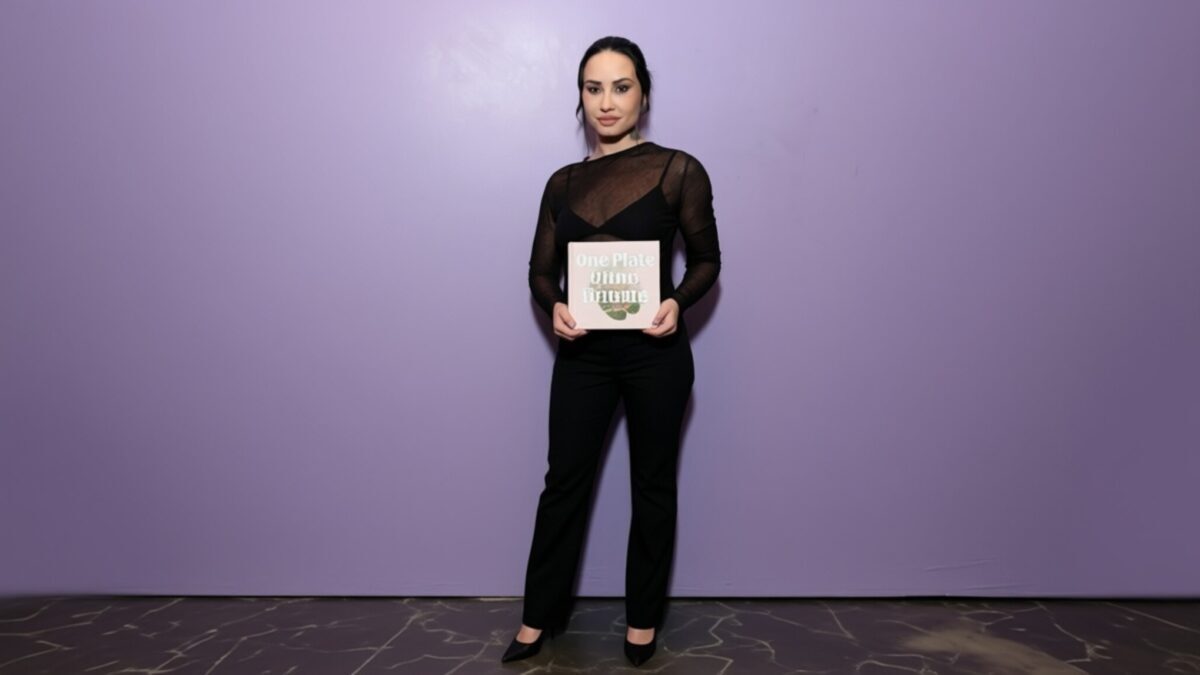 Demi Lovato a publicat un clip viral într-un top complet transparent