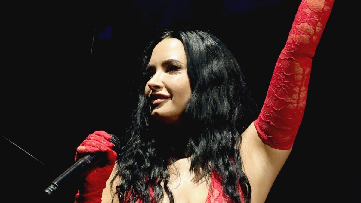 Demi Lovato readuce moda anilor 2000 cu blugi cu talie extrem de joasă