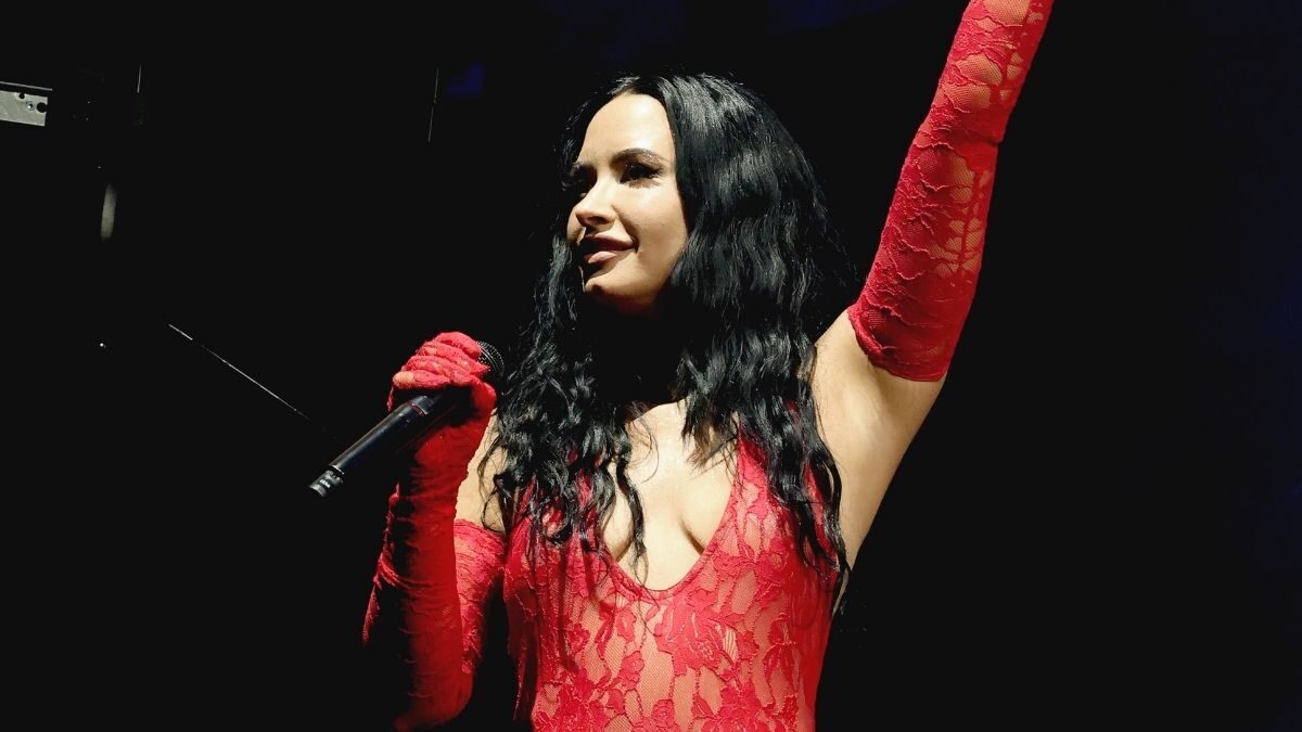 Demi Lovato It’s Not That Deep aduce ținute îndrăznețe și 423.000 de like-uri