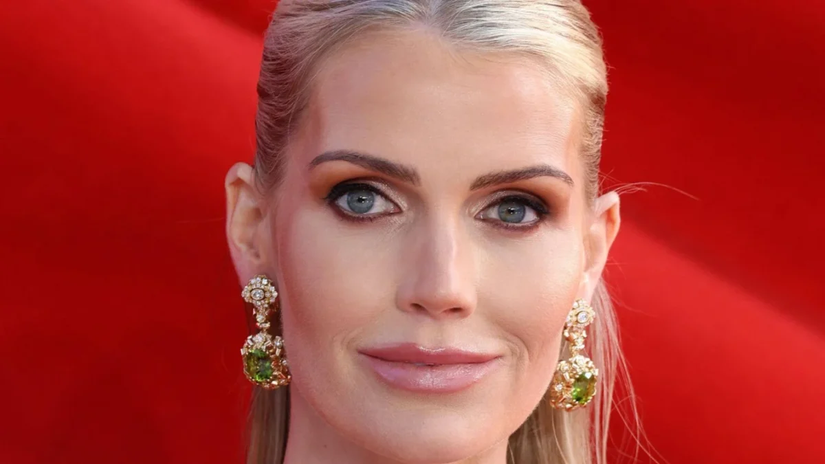 Dolce & Gabbana Rochia roșie purtată de Kitty Spencer amintește de un look de 20 ani