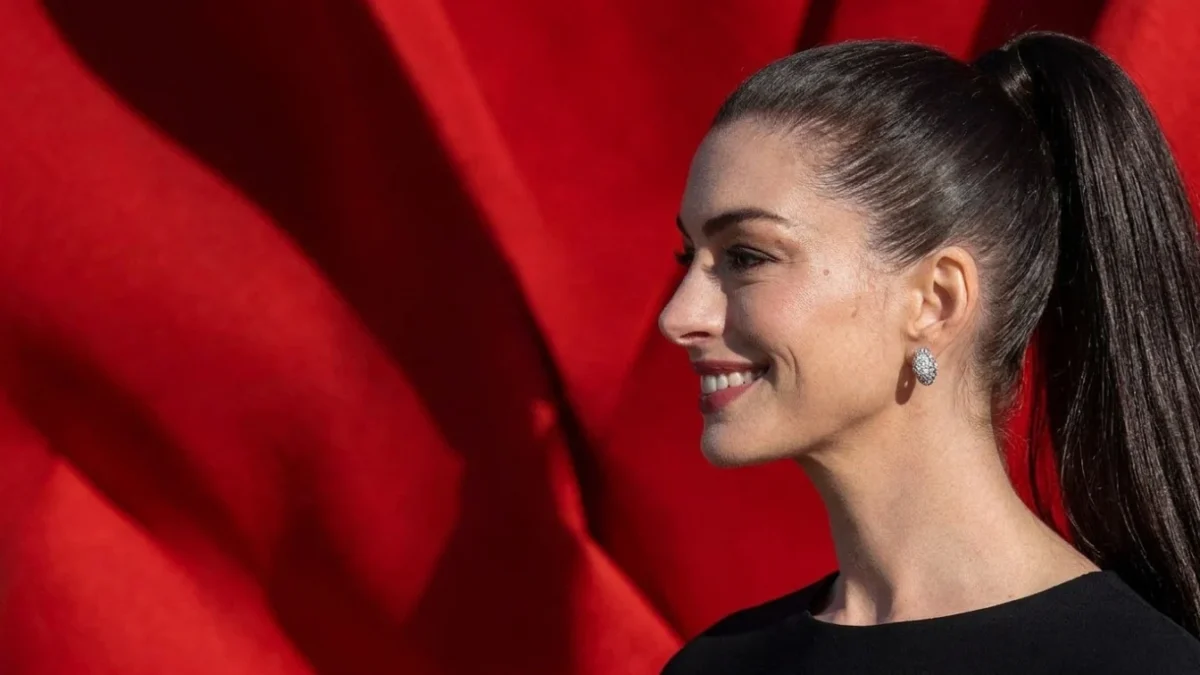 Trucul lui Anne Hathaway pentru un facelift gratuit vine cu un avertisment serios