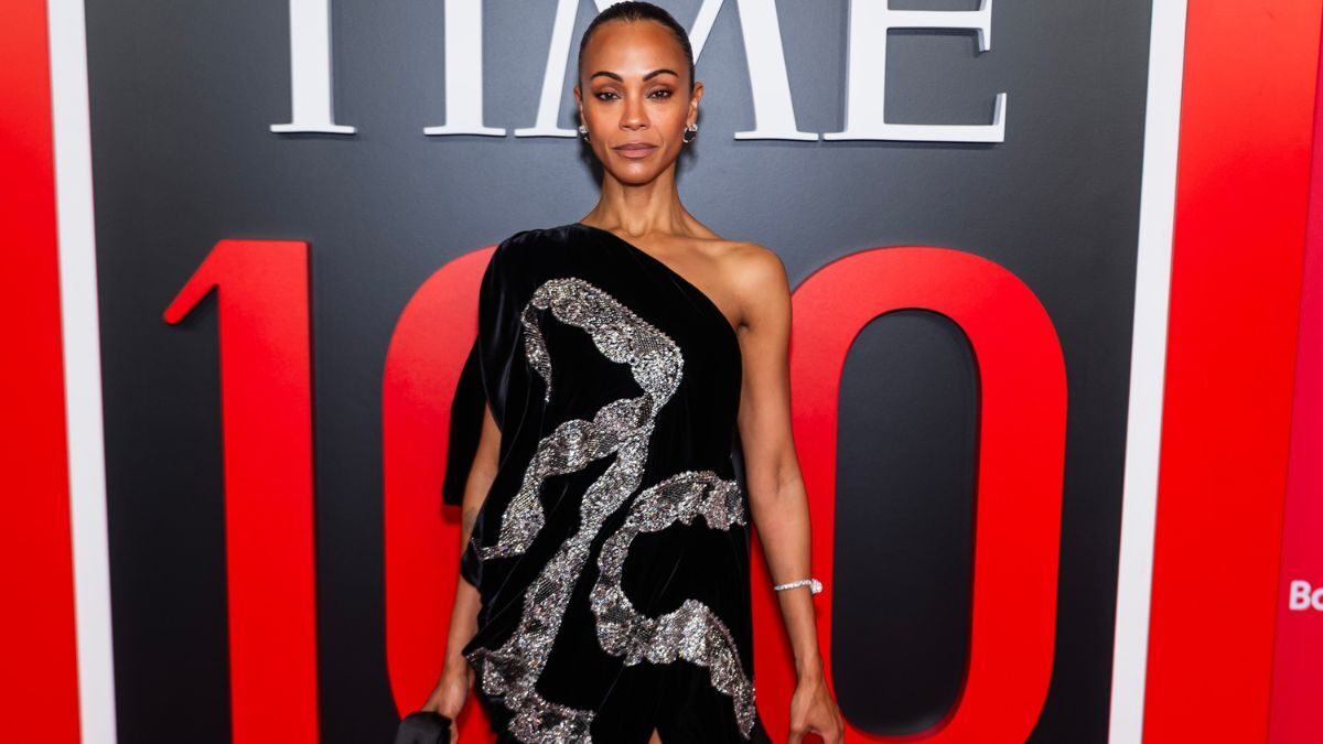 Rochia Givenchy 2026 purtată de Zoe Saldana vine cu șliț adânc și paiete
