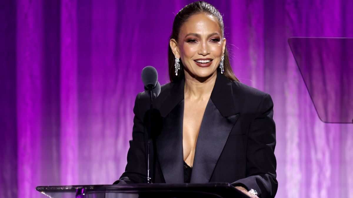 Jennifer Lopez atinge locul 1 în Billboard cu piesa Save Me Tonight