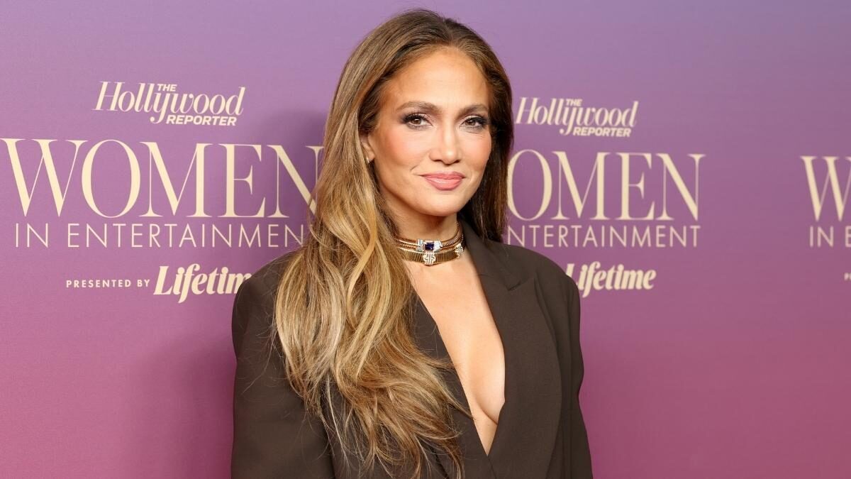 Jennifer Lopez uimește cu o geantă Hermès Picnic 35 și o rochie House of CB