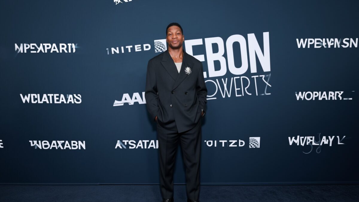 Jonathan Majors a căzut 2 metri pe platou, echipa a intrat în grevă