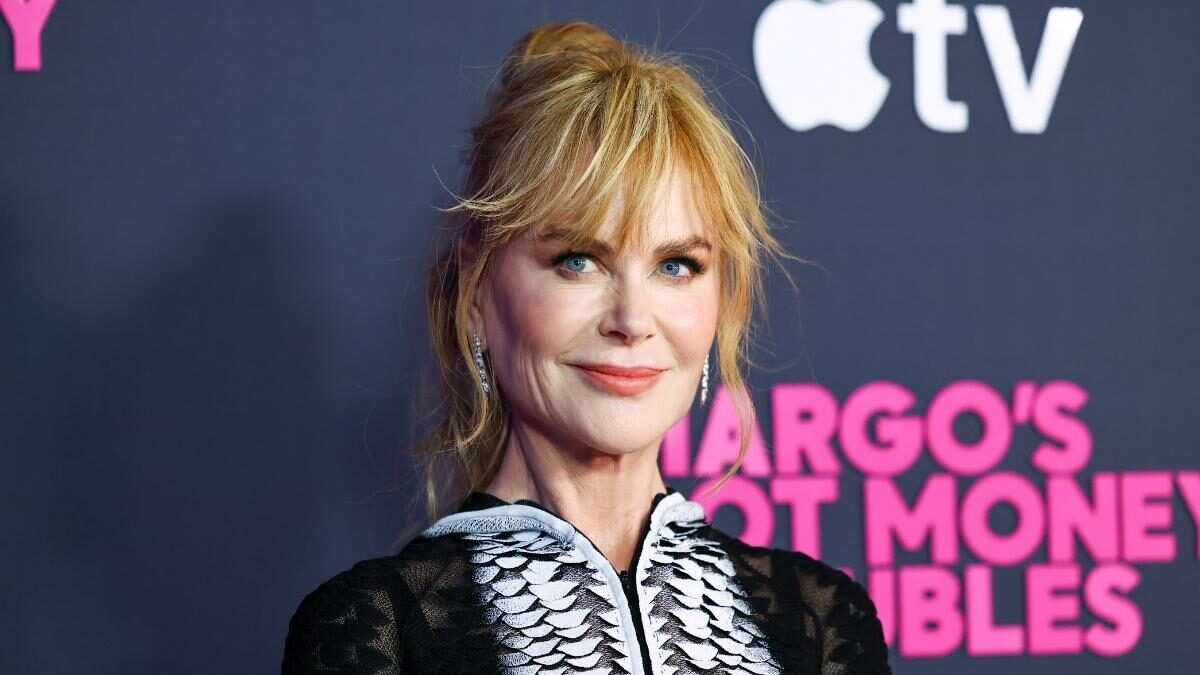 Nicole Kidman aprinde internetul într-o fustă micro pentru V Magazine