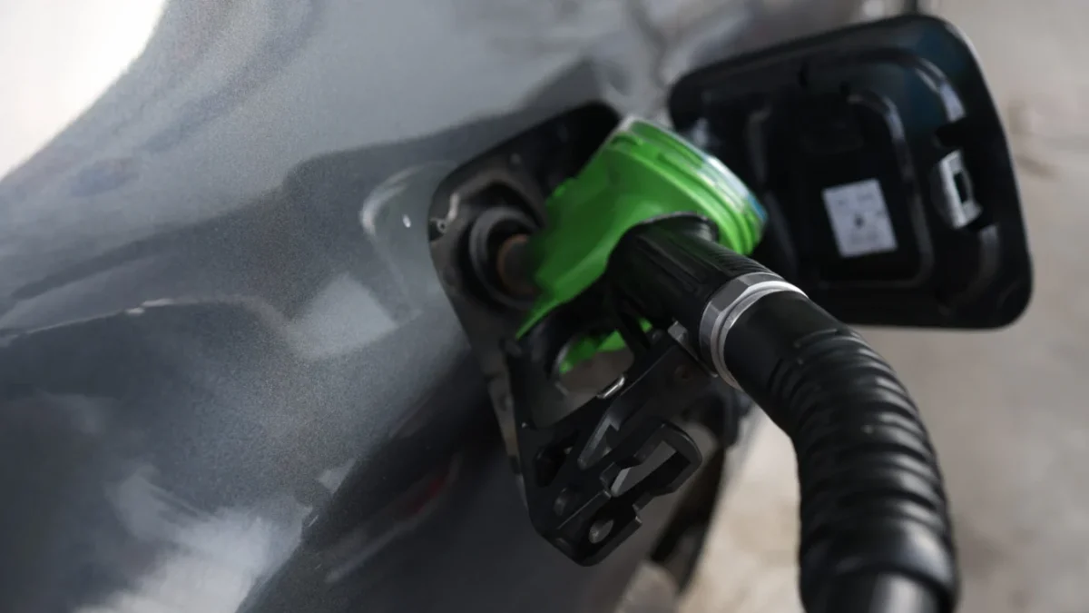Prețul benzinei scade sub 8 lei pentru prima dată după două luni