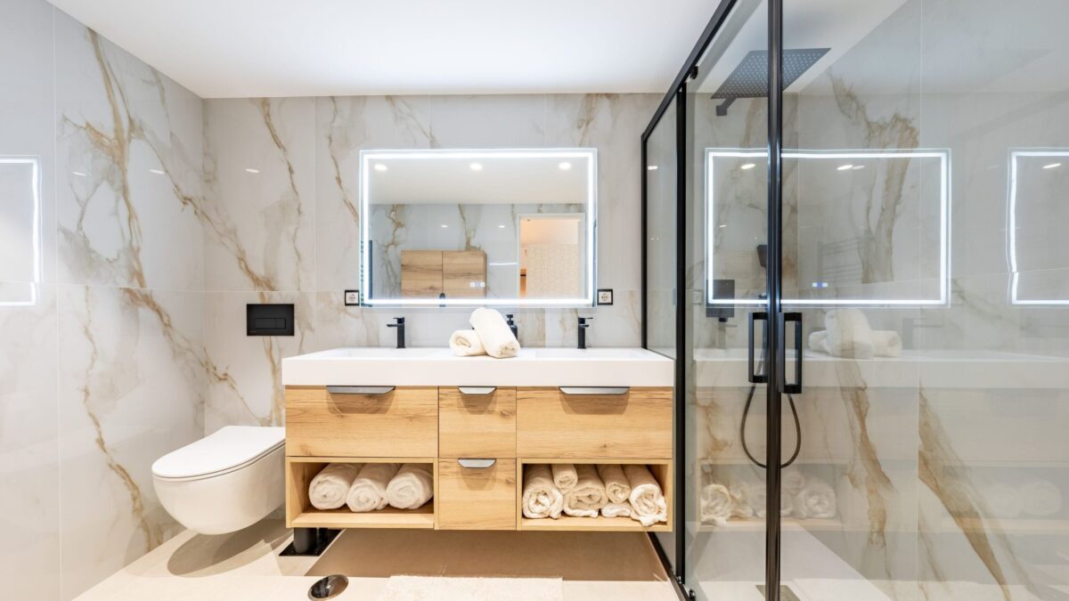 Renovarea băii primește 5 materiale moderne care înlocuiesc faianța