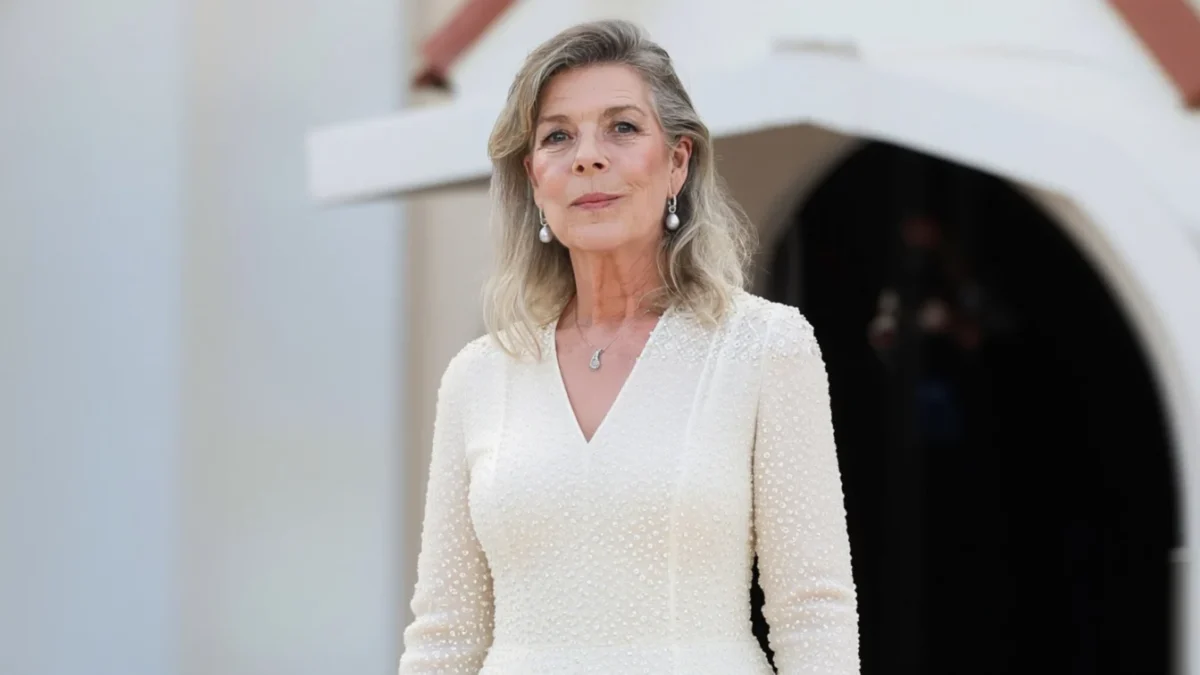 Rochia Jenny Packham Viola reapare la 69 de ani