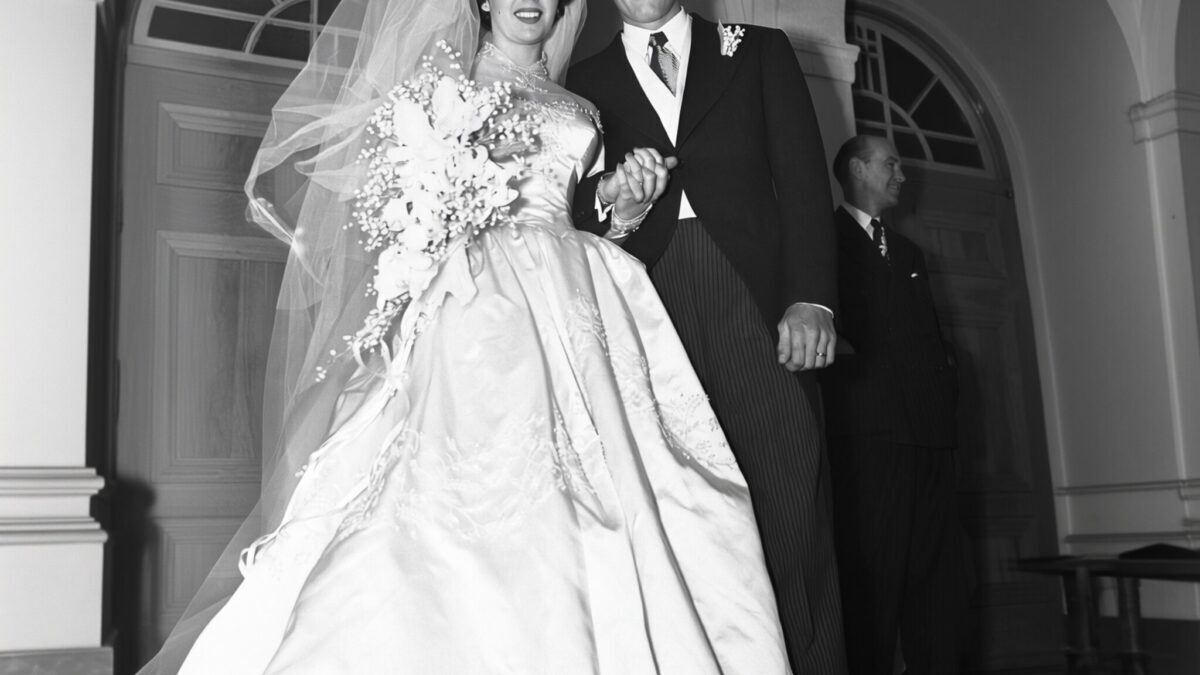 Taylor Swift alege o rochie de mireasă inspirată de un model din 1950