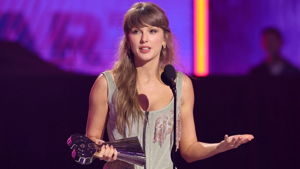 Taylor Swift poartă bijuterii de 22.000 de dolari la un interviu video