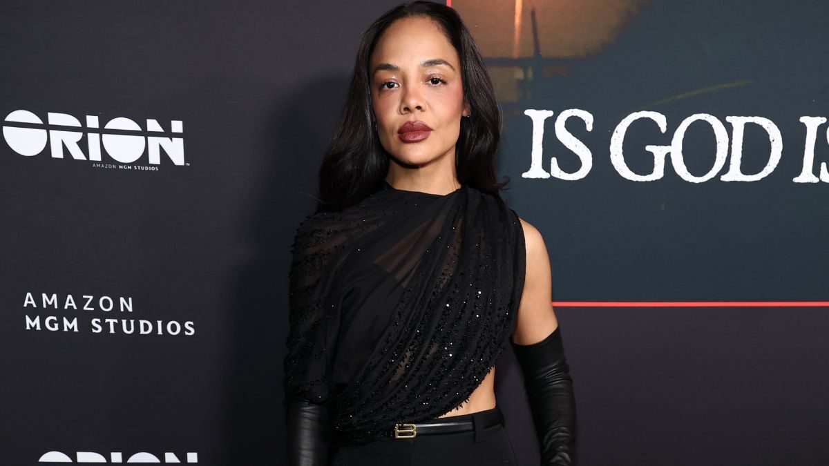 Tessa Thompson a purtat un top Balenciaga cu o curea de 395 de dolari