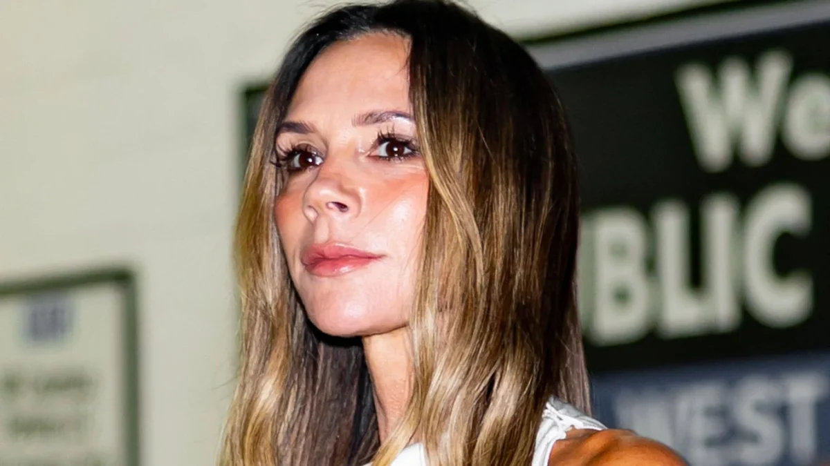 Victoria Beckham uimește la 52 de ani într-o rochie cu spatele gol