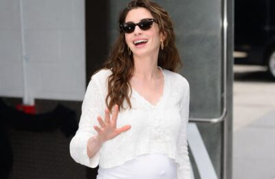 Anne Hathaway și-a arătat sarcina la New York în timpul promovării filmului The Odyssey