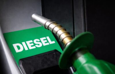 Guvernul analizează o nouă intervenție pe piața carburanților după revenirea barilului la 71-73 de dolari