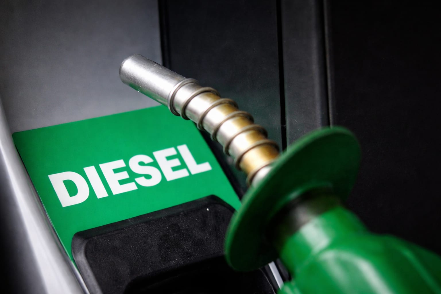 Guvernul analizează o nouă intervenție pe piața carburanților după revenirea barilului la 71-73 de dolari
