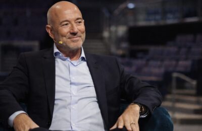 Un consorțiu cu Jeff Bezos printre investitori a cumpărat 38% din acțiunile clubului Liverpool