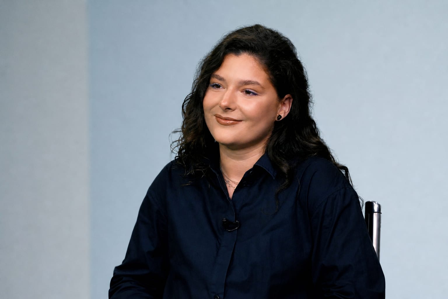 Tânără care analizează bugetul personal