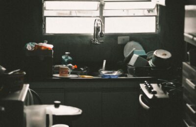 Airbnb interzice treburile impuse la plecare pentru rezervările făcute din 20 noiembrie. Ce pot cere gazdele